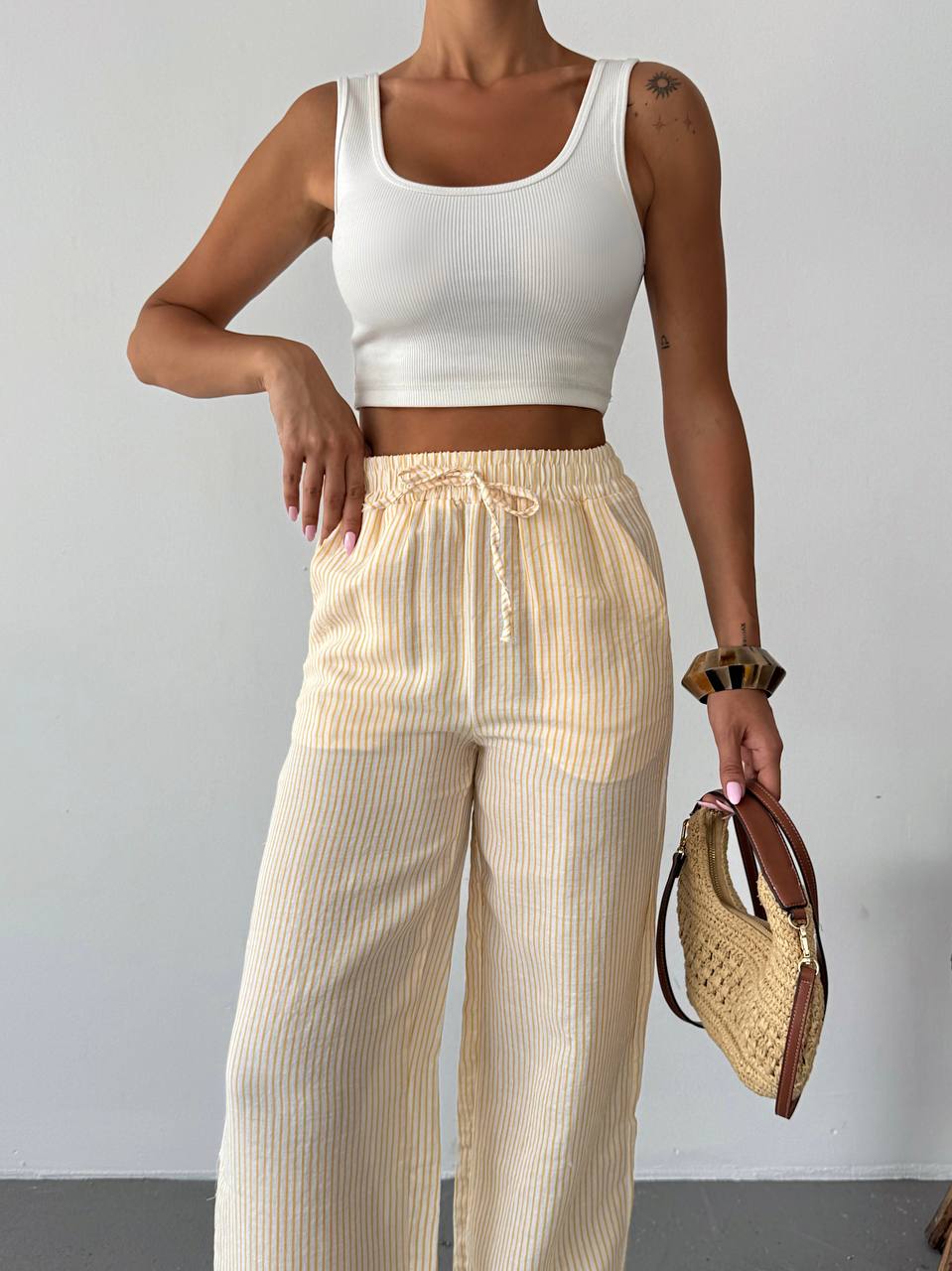 Pantalon Femme Rayé Taille Haute – Coupe Large & Tissu Léger | Look Estival Décontracté Chic